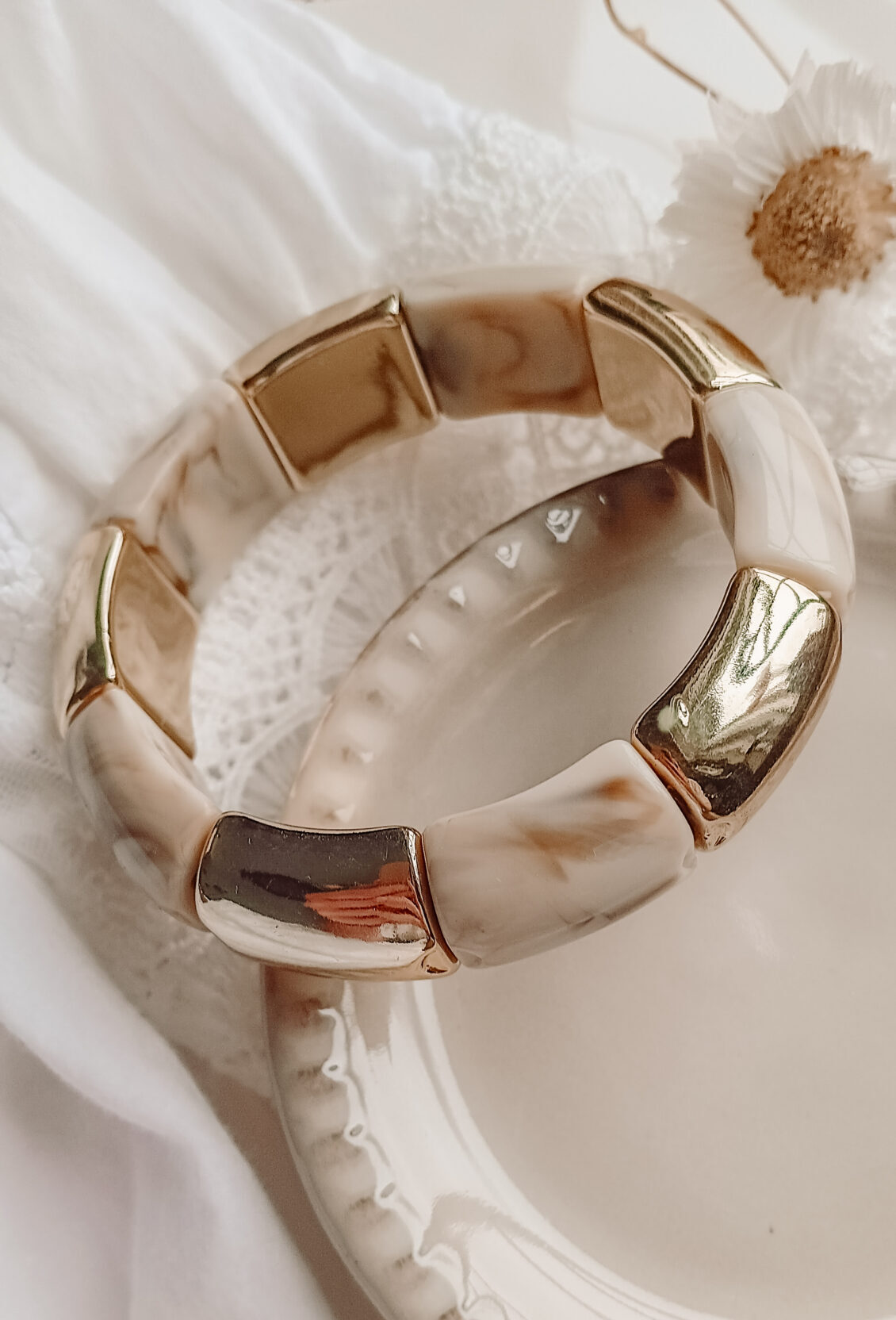 resin armband beige