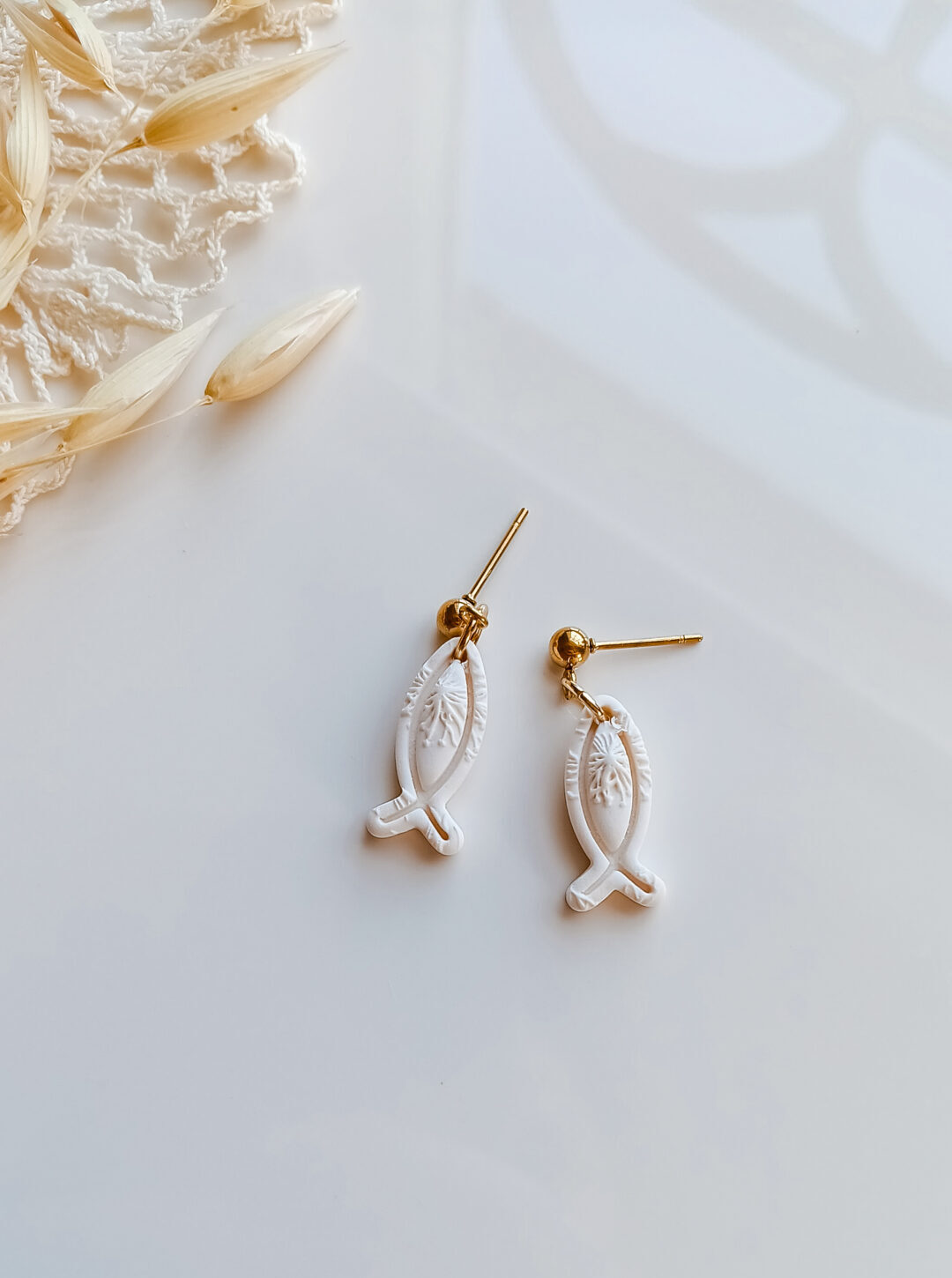 oorbel Ichtus off white